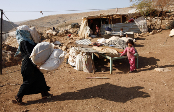 תושבי אל מליח מפנים את בתיהם לטובת תרגיל צבאי, 9 בנובמבר 2012. צילום: איימן נובאנה