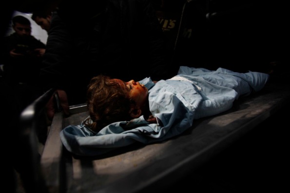 על פי הדיווחים הפלסטיניים, לילדה הזאת קוראים חאלה בחיירי. יש פלסטינים שחושבים שהיא בת 3 ויש פלסטינים שחושבים שהיא בת 4. לגירסתם של הפלסטינים, הילדה שבתמונה מתה. צילום: רויטרס/איברהים אבו-מוסטפא