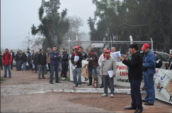 מפגינים מחוץ למפעל AEL, בבעלות "אלביט", בעיר פורטו אלגרה, קוראים "לסלק את 'אלביט' מברזיל" (מאי 2014).